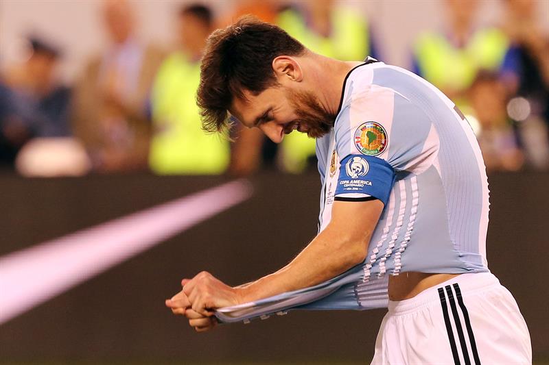 Lionel Messi llegó a Argentina y aún viste la ropa de la selección
