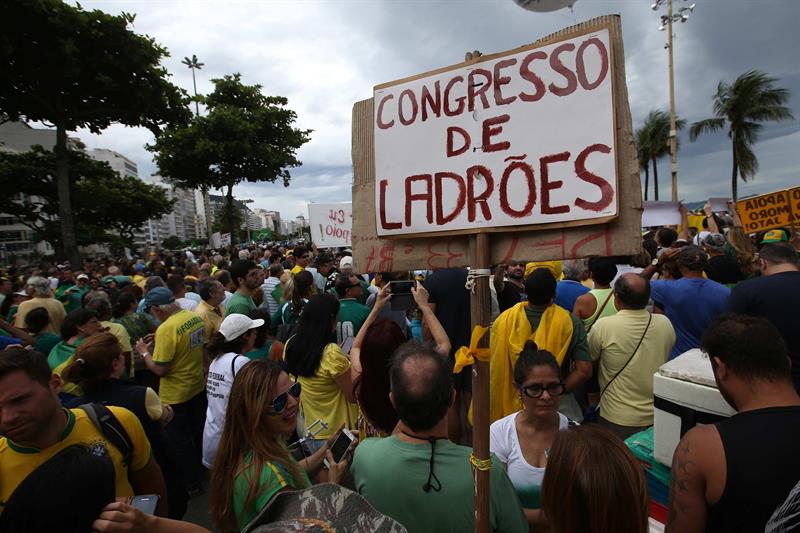 Miles de ciudadanos muestran su descontento con la corrupción en Brasil