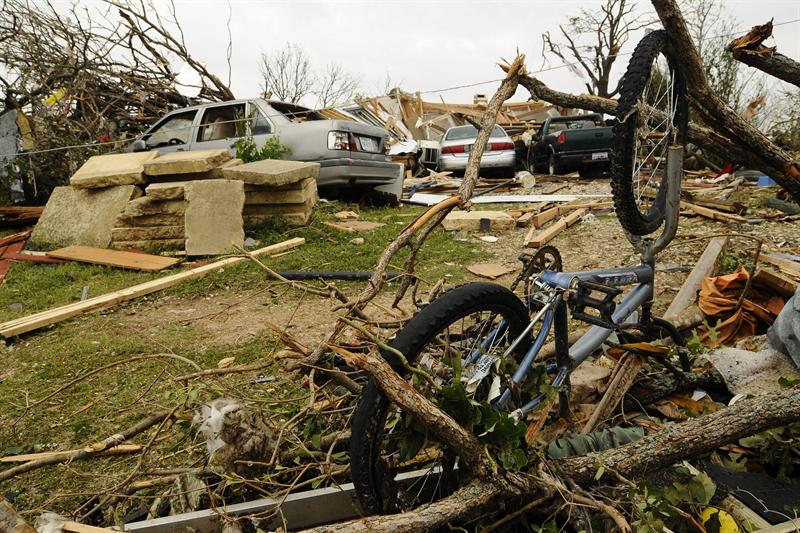 Un muerto y 21 heridos al paso de tornados por el centro de EEUU