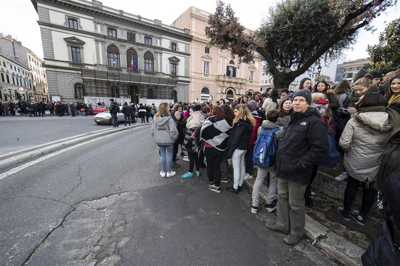 Suspenden servicio en metro de Roma y evacuan algunas escuelas tras varios sismos