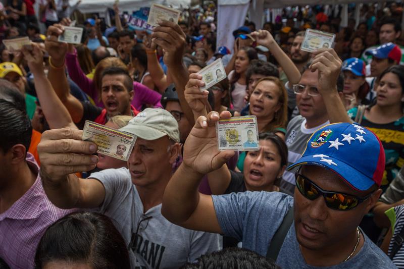 Oposición anuncia que logró validar firmas para revocatorio contra Maduro