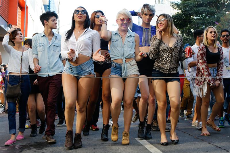 Homosexuales piden cambios en la política durante la Parada Gay de Sao Paulo