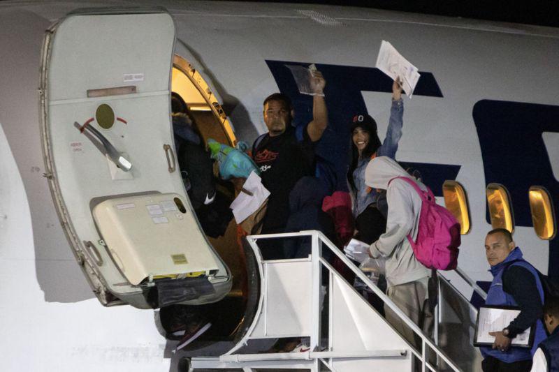 115 migrantes venezolanos regresaron a su país en un vuelo desde Chile