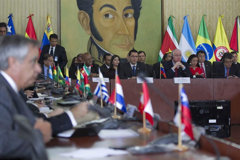 Unasur se reúne con oficialismo y oposición en Venezuela en cierre de visita