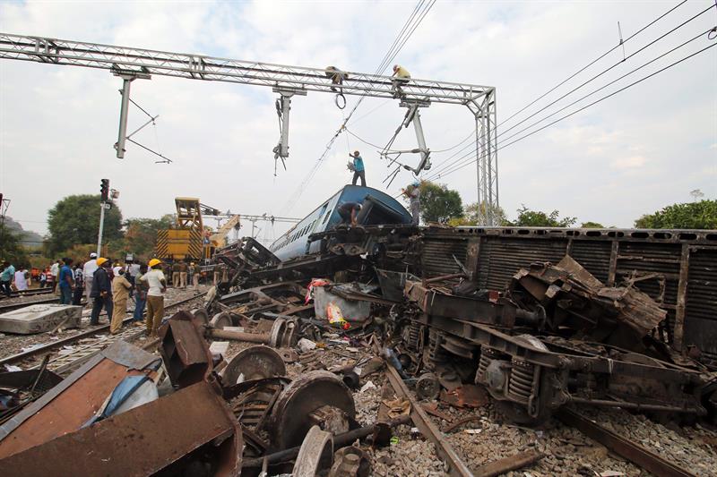 Mueren 39 personas en el descarrilamiento de un tren en India