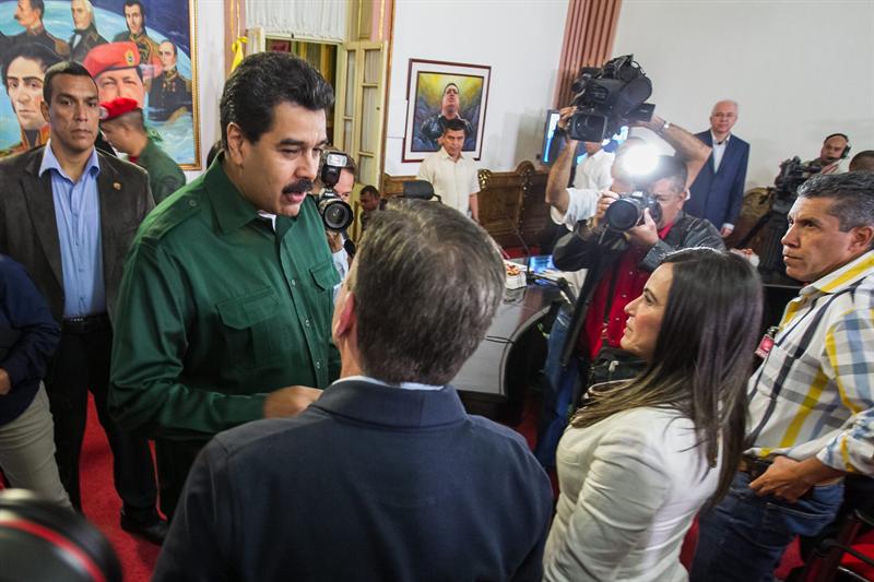 Maduro y oposición en Venezuela abren una puerta al diálogo