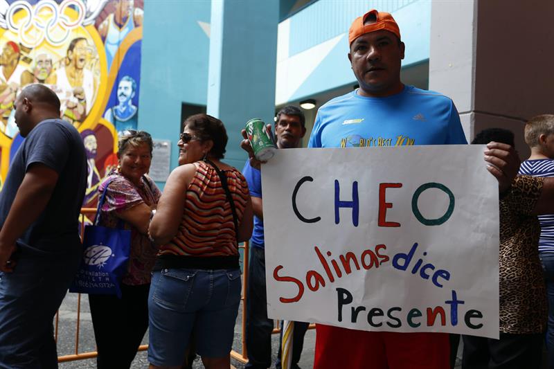 Miles de puertorriqueños en primer día de velorio de Cheo Feliciano