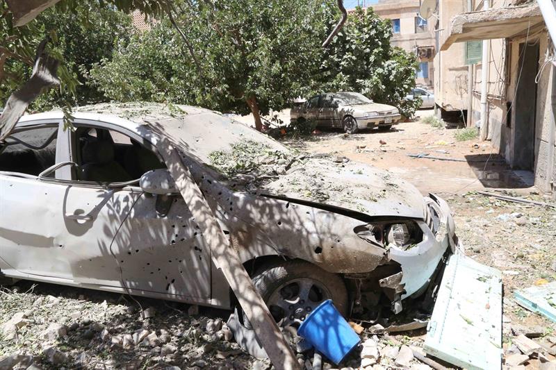 Recrudecen los combates en Libia, extranjeros abandonan el país