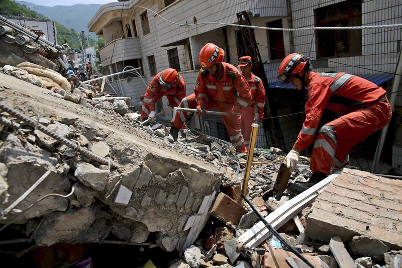Lluvia complica las tareas de rescate por terremoto en China