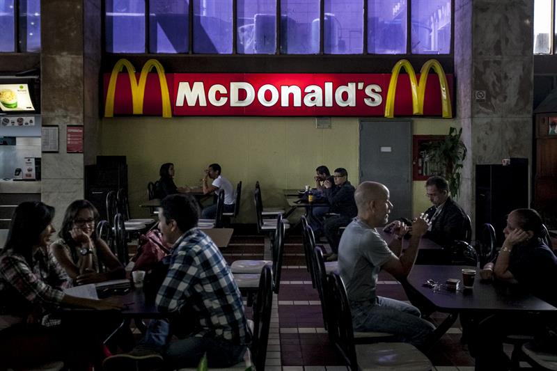 Una McDonald&#039;s en Venezuela se come acompañada de yuca y arepas