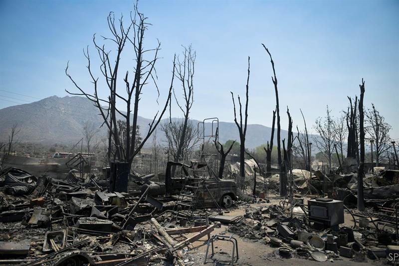 Incendio en California deja 2 muertos y miles de evacuados