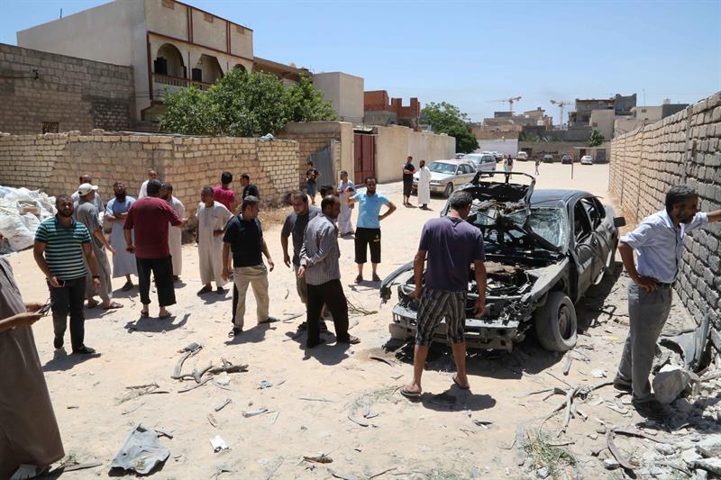 Recrudecen los combates en Libia, extranjeros abandonan el país