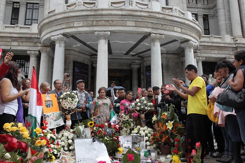 Miles de personas se congregan en México para adiós a Juan Gabriel