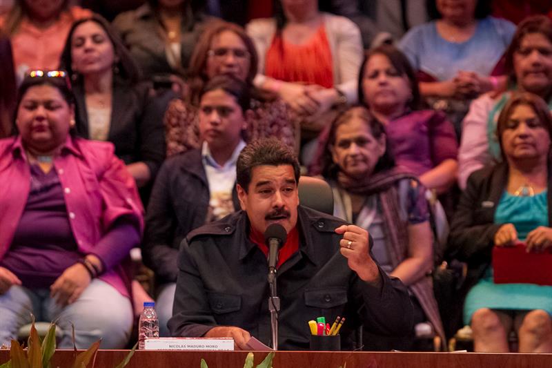 Maduro ordena recorte de presupuesto debido a la caída del precio de crudo