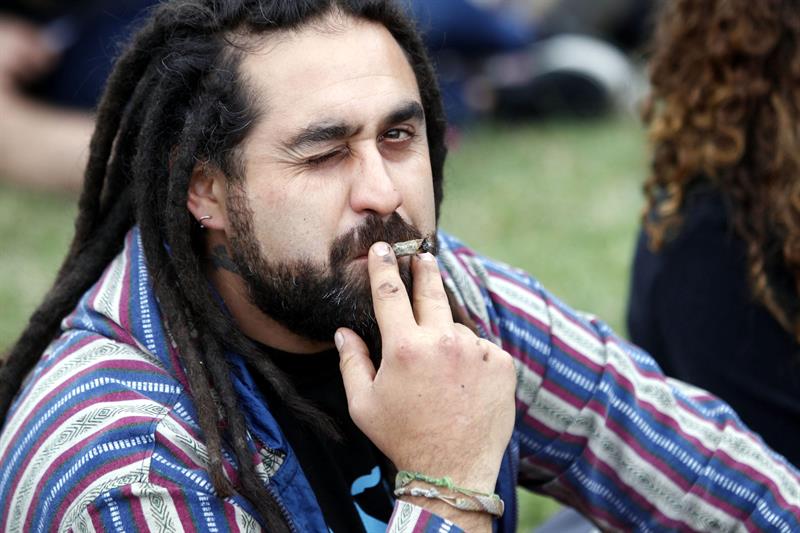Uruguayos exhiben orgullosos marihuana &quot;liberada&quot;
