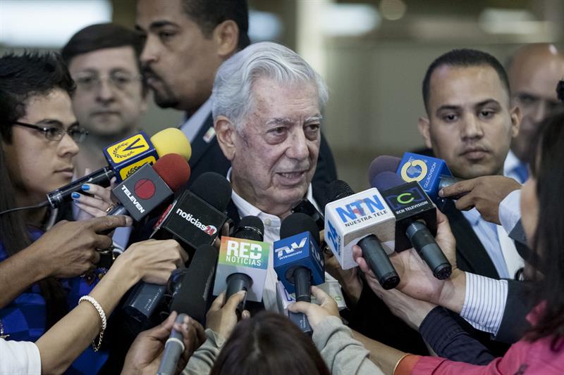 Vargas Llosa llega a Venezuela deseando que diálogo de paz sea &quot;efectivo&quot;