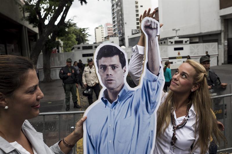 Comenzó juicio al opositor venezolano López tras cinco meses de prisión