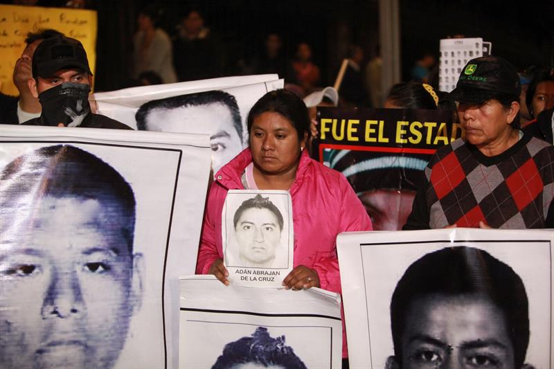 Padres de desaparecidos queman efigies de Peña Nieto al despedir 2014