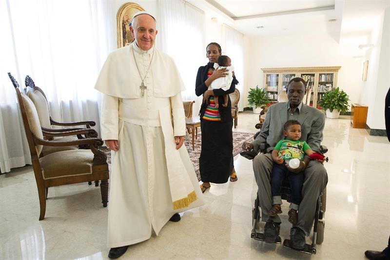 Papa recibe a sudanesa y elogia su &quot;constancia&quot; en la fe