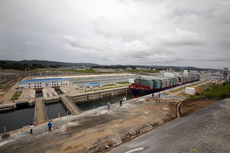 Buque chino inicia tránsito inaugural por nuevo Canal de Panamá