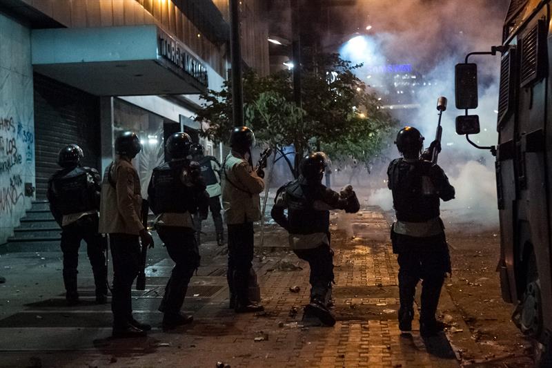 Policía venezolana reprimió a grupo que pedía liberar a López, dice oposición