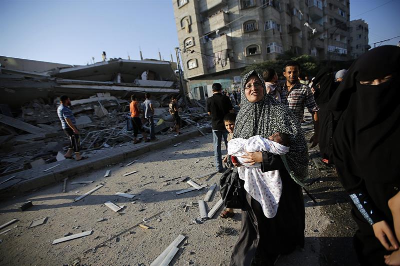 Más de 100 mil palestinos desplazados en Gaza por los ataques israelíes