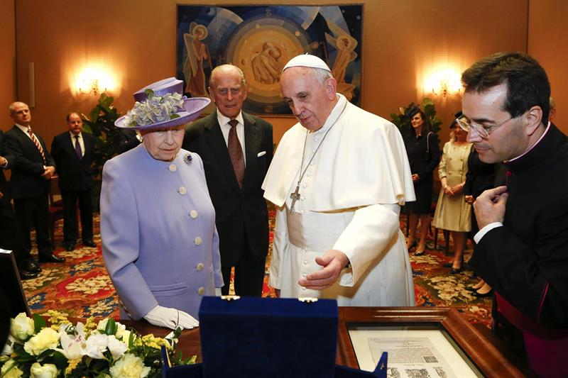 Reina Isabel II se reunió con el papa Francisco en el Vaticano