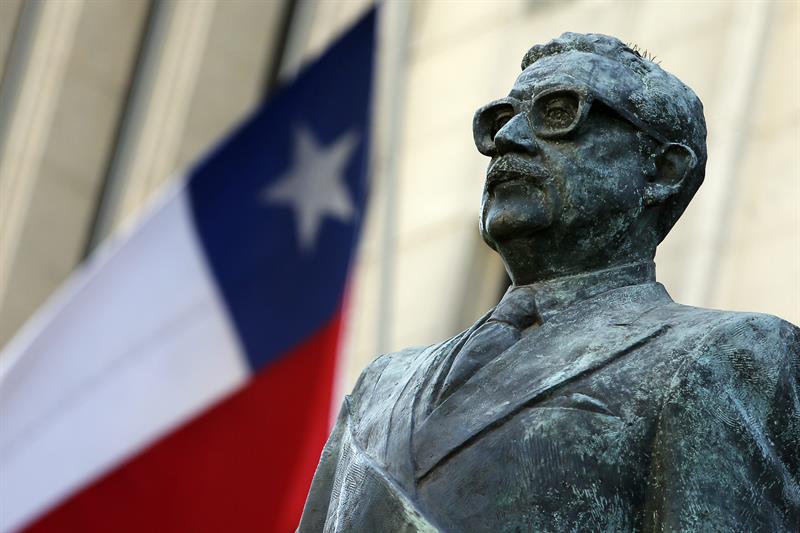Salvador Allende camina otra vez en el Palacio de La Moneda