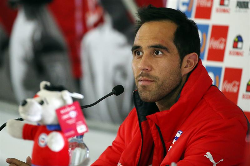 Arquero chileno afirma que &quot;la presión&quot; es para los que más veces han ganado la Copa