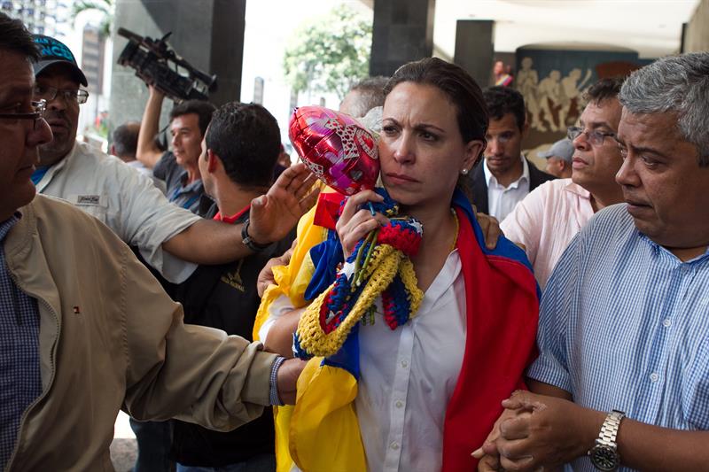 Policía impide a María Corina Machado acceder al Parlamento venezolano