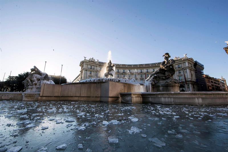 Al menos 33 personas han muerto por la ola de frío que afecta Europa