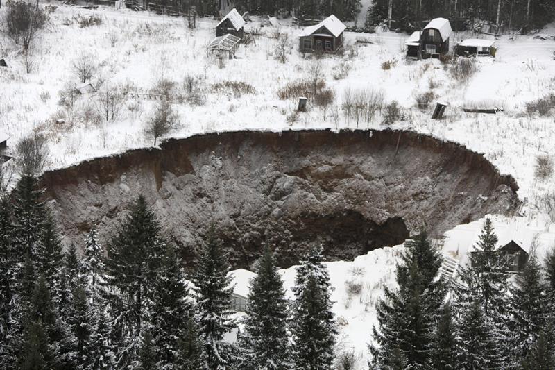 Un agujero de 50 metros de diámetro se traga varias casas en los Urales