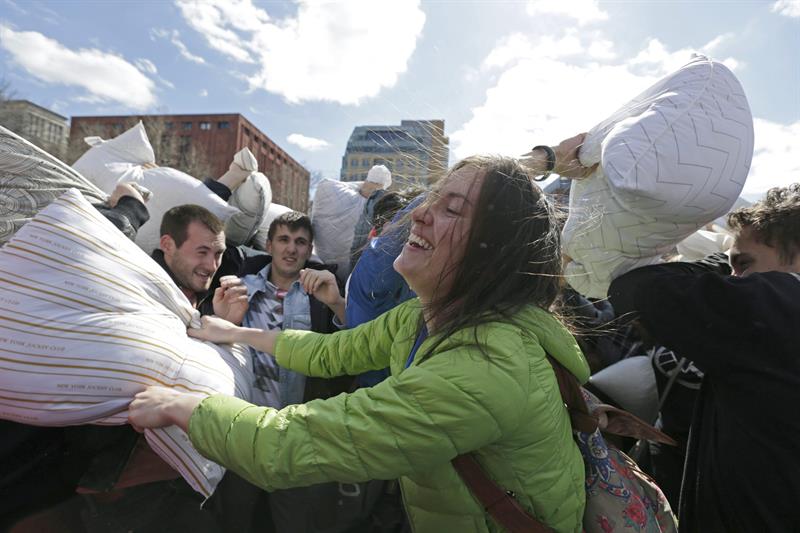 Cientos de personas participan en una gran pelea de almohadas en Nueva York