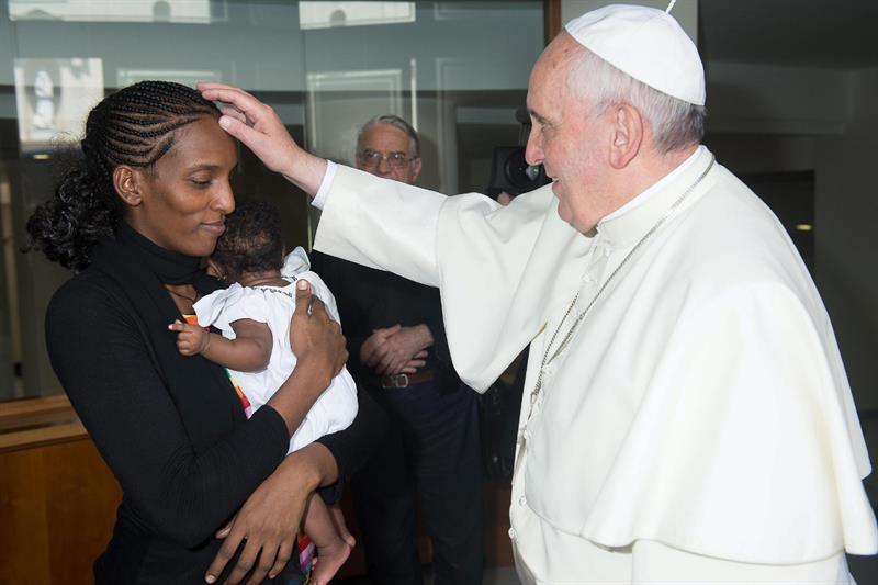 Papa recibe a sudanesa y elogia su &quot;constancia&quot; en la fe