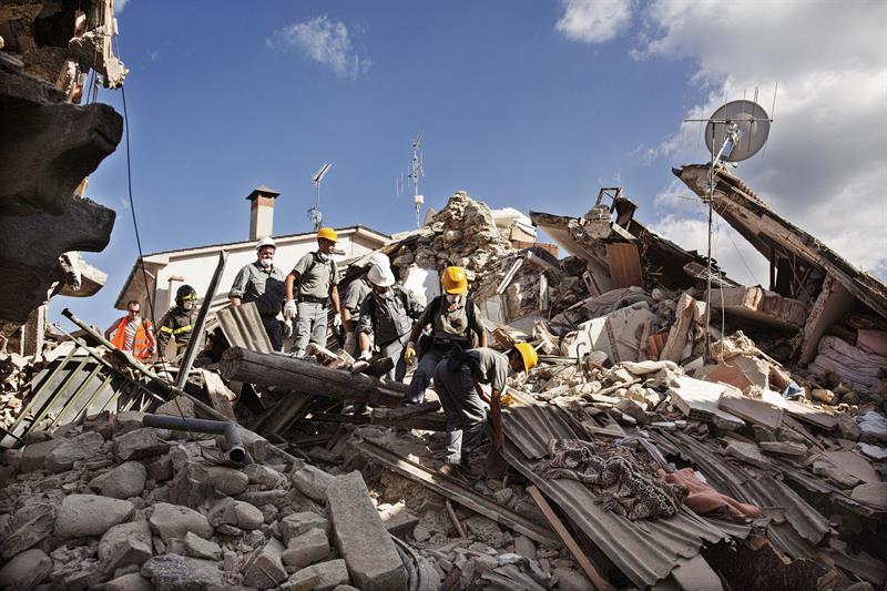 Sube a 278 el número de fallecidos por el terremoto en Italia