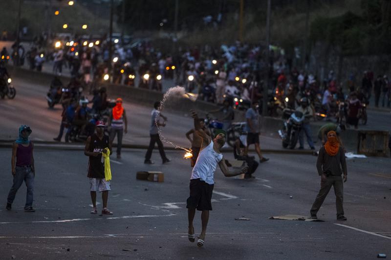 Supremo venezolano dice que marchas opositoras requieren autorización