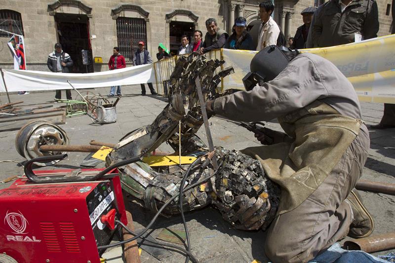 Bolivianos convierten chatarra en esculturas para decorar sitios sagrados