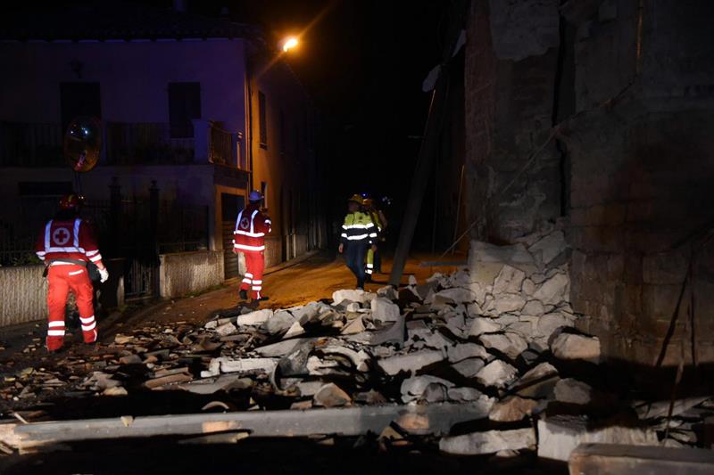 Un herido y numerosos derrumbes en Italia tras fuertes sismos
