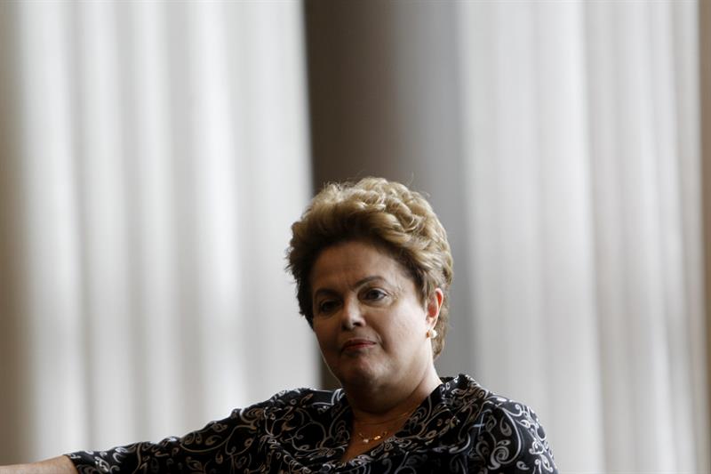 Caso de corrupción salpica a partidos de Silva y Rousseff en plena campaña