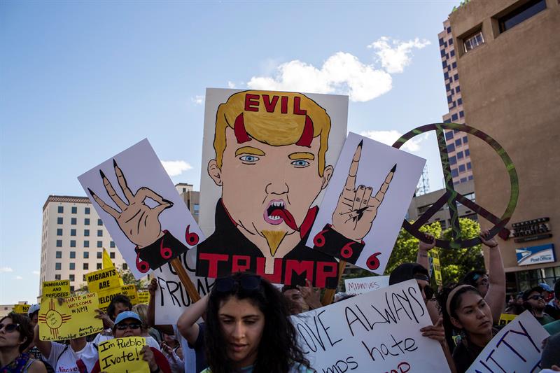 Manifestantes lanzan rocas contra Policía en mitin de Trump en Nuevo México