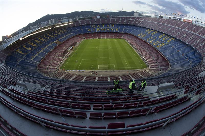 Socios del FC Barcelona avalan la remodelación del Camp Nou
