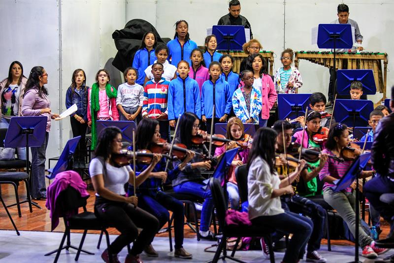 Niños afectados por terremoto de abril se recuperan con música