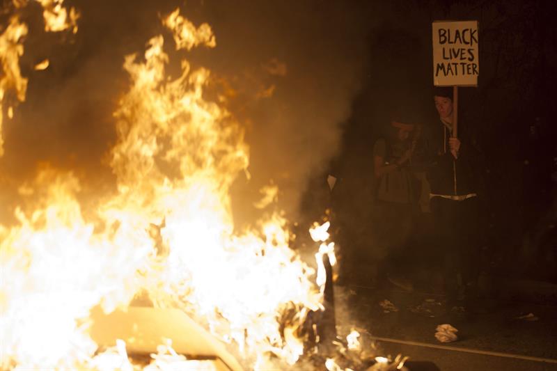 29 detenidos en Ferguson en nuevos disturbios con saqueos e incendios