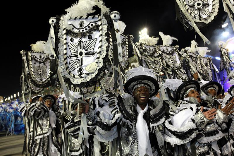 Las escuelas de samba aceleran el ritmo del carnaval de Brasil