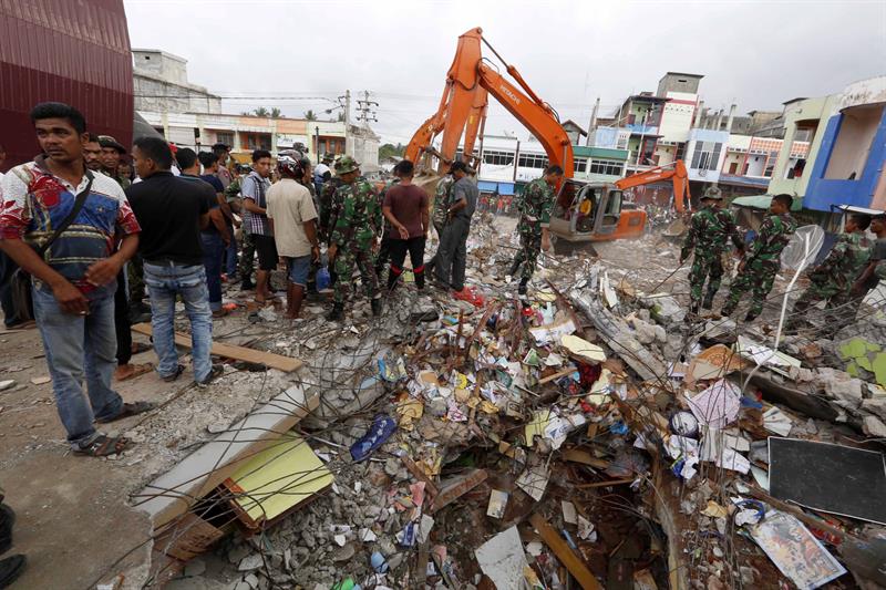 Indonesia: equipos reanudan búsqueda de supervivientes tras terremoto