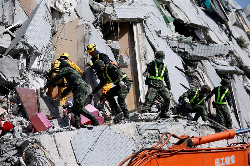 Suben a 23 muertos y 120 desaparecidos en el terremoto de Taiwán