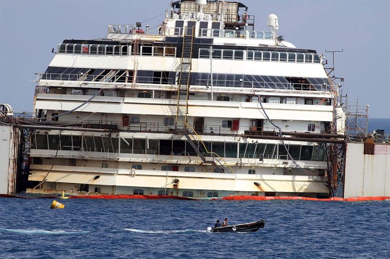 El Costa Concordia vuelve a flote dos años y medios después del desastre