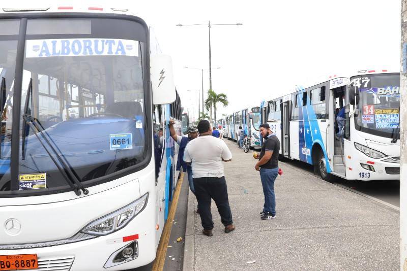 Choferes protagonizan protesta en la gobernación de Guayas; piden línea de crédito
