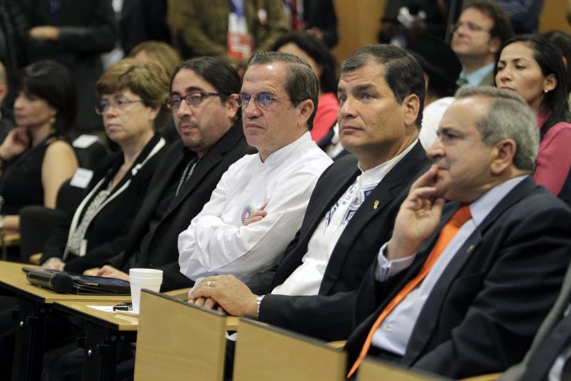Correa defiende en Barcelona ampliar el espacio marítimo de Ecuador