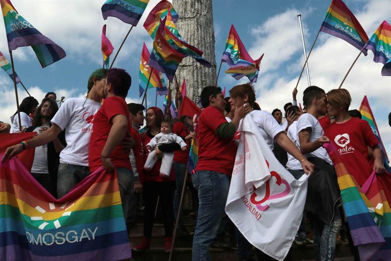 Paraguay: gays y lesbianas se besan en Asunción como protesta contra discriminación